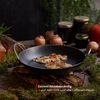 MEISTERKOCH Premium Servierpfanne 28 cm Ø | Made in Germany | Profi-Pfanne aus Schmiedeeisen induktionsgeeignet | zum Kochen auf Herd, Grill, offenem Feuer und im Ofen geeignet Bild 3