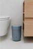 Umbra Abfalleimer mit 6 L Fassungsvermögen und Schwingdeckel – Kosmetikeimer und Papierkorb für Badezimmer und Kleine Räume, Plastic, Schieferblau, 6L Bild 2