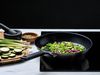 KitchenAid Wok Classic Stainless Steel (CC005705-001), Edelstahl, Wokpfanne 28 cm, Edelstahl-Induktionsboden mit Aluminiumkern Bild 3