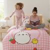 MTOnlinehandel Kinderbettwäsche Molang Kawaii „Strawberry“ 135x200 + 80x80 cm, Renforcé, Piu Piu, 100% Baumwolle, 2 teilig, Trendiges Design in sanften Rosatönen – weich & atmungsaktiv Bild 3