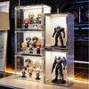 XERSEK Vitrine Acryl Displaybox mit LED, Magnettür, Transparent Organizer 36×22 ×27cm (2 Set] Staubdicht, Stapelfähig, Horizontal oder Vertical Platzierbar) Acryl-Vitrine für Figuren, Handtaschen, Spielzeug, Handwerk, Bücher Bild 2