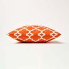 Homescapes Dekokissen Gartenkissen Nola geometrisch 2er-Set Outdoor Kissen orange gemustert Bild 4