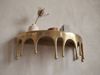 FINEBUY Wandregal FB77611 35cm Aluminium Gold Hängeregal Schweberegal Wandboard Metall, Originelles Hängeregal in edler Tropfenoptik, Komplett aus robustem Aluminium gefertigt Bild 4