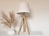 Große Tischlampe mit Dreibein aus Holz, Stoffschirm Creme Weiß, Höhe 55cm Bild 4