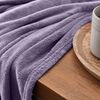LUMALAND Kuscheldecke - 150x200 cm - Sofadecke & Tagesdecke - Lila Bild 3