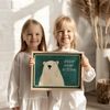 Poster Kinderzimmer Bär · Bear With Me Wortspiel · Lustiges Tierposter mit Spruch · Coole Wanddeko für Kinderzimmer · Dekoprint ohne Rahmen - 10x15 cm Bild 2