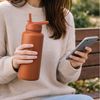 Vinsun Isolierflasche Edelstahl Trinkflasche 1L Strohhalm - 2 Deckel Thermoflasche BPA frei, Doppelwandig isoliert, auslaufsicher, bruchsicher, Geruchsneutral Bild 4