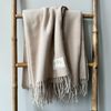 WoolOnly Wolldecke Plaid mit Fransen 130x180 cm, Herringbone Leinen-natur Bild 3