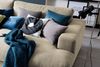 KAWOLA Big Sofa MADELINE mit Holztablett schwarz für Armlehne Stoff cremeweiß 85 x 170 x 290 cm Bild 4