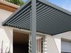 PRIMEYARD Terrassenüberdachung 3x4 m Aluminium-Pfosten mit Lamellendach aus Stahl anthrazitfarbene Anbau-Pergola Bild 4