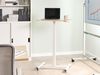 Laptoptisch manuell höhenverstellbar ACADEMIA Hellbraun Weiß 65 cm 48 cm Bild 3