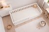 Baby-Delux Einzelbett Montessori Bodenbett, Kinderbett 90x200 cm Weiß Jugendbett mit Rausfallschutz Matratze Bild 3