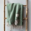 WoolOnly Wolldecke Plaid mit Fransen 130x180 cm, Herringbone Mint-natur Bild 3
