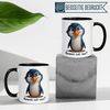 Momentals Tasse Pinguin – „Kennen wir uns“ – lustiger Geschenk Becher für Pinguin Fans, Gratis Versand · Links-&Rechtshänder · Spülmaschinenfest Bild 3