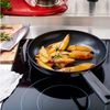 KitchenAid Classic Forged Wok (28cm/3,6L), hart anodisiert, PFAS-freie gesunde keramische Antihaftbeschichtung, beschichtet, Induktionsgeeigent, Backofengeeignet, Spülmaschinengeeignet, Schwarz Bild 4