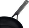 KitchenAid Classic Forged Wok (28cm/3,6L), hart anodisiert, PFAS-freie gesunde keramische Antihaftbeschichtung, beschichtet, Induktionsgeeigent, Backofengeeignet, Spülmaschinengeeignet, Schwarz Bild 3