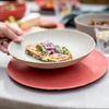 Koziol Flacher Teller 4er-Set Club Plate, Speiseteller, Kunststoff-Holz-Mix, Nature Coral, 26 cm, 5005704 Bild 4