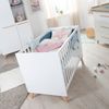 roba Babyzimmer Set Leon 3-teilig - Baby- & Beistellbett 60x120 cm, Wickelkommode mit 3 Schubladen & Kleiderschrank mit 2,5 Türen - Griffe & Füße aus Massivholz - Skandinavisches Design in Weiß / Othello Eiche Bild 4
