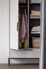 Kleiderschrank Adam aus Kiefernholz, moderner Stauraum mit Türen und Schublade, hellgrau Bild 3