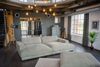 KAWOLA Big Sofa MADELINE Cord hellgrau mit Hocker / 4 Zierkissen / Armlehntablett schwarz 85 x 170 x 290 cm Bild 4