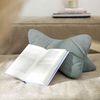 MAGMA Leseknochen ergonomische Form Nacken- oder Lendenstütze Flexible Stütze für Bücher, E-Books oder Tablets (Salbei) Bild 3