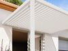 PRIMEYARD Terrassenüberdachung 3x4 m Aluminium-Pfosten mit Lamellendach aus Stahl weiße Anbau-Pergola Bild 4