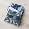 DECALVIBES Tagesdecke Kuscheldecke Blue Camouflage - 127 x 152 cm Bild 4