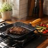 Gusseisen Grillpfanne 28x28 cm mit abnehmbarem Holzgriff – Grillstreifen-Effekt für Induktion & Backofen Steakpfanne Bratpfanne Bild 5