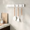 Umbra Flip Wandgarderobe aus Holz mit 5 Haken – Weiss/Weiss Bild 4