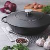 Tramontina Wok TRENTO - Gusseisen, Woktopf, 32 cm, Gusseisen (1 Wok, 1 Deckel), Woktopf mit Deckel, Induktion, Optimale Wärmeleitung Bild 4