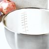 KESPER Rührschüssel 18 cm aus Edelstahl mit Deckel und Silikonboden / Edelstahlschüssel Bild 2