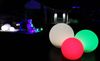 TRANGO LED Gartenleuchte, Farbwechsel, 3er Set SO-202530 IP44 LED-Solarleuchte in 20/25/30cm Durchmesser Weiß matt mit 3000K warmweiß LED & RGB Farbwechsel LED *SNOWY* Solarkugel Leuchte Leuchtkugel, Außenleuchte, Kugellampe, Gartenleuchte Bild 4