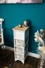 Spetebo Standregal Vintage Holz Kommode weiß mit 3 Rattan Körben, Stück 1-tlg, inklusive 3 Rattan Körbe - innen mit Stoff bezogen Bild 3