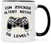 GRAVURZEILE Tasse mit Spruch - Ein Zocker altert nicht er levelt, Keramik, Farbe: Schwarz & Weiß Bild 2