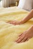 Bettauflage 200 x 100 cm aus Lammfell pflanzliche Gerbung Bild 3