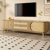 TV-Schrank – Natürlicher Holz-Blend TV-Schrank mit Türen und Schubladen. TV-Ständer mit Rattanseiten. Aufbewahrungslösung, Natürlicher Landhausstil Bild 2