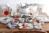 Umfangreiches Fondue Set für 6 Personen, 28-teilig mit emailliertem Fonduetopf, Drehkarussell, Fonduetellern, Schälchen u.v.m, kabelloser Betrieb mit Brennpaste Bild 2
