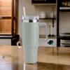 Thermobecher mit Strohhalm 1100ml | Isolierbecher 304 Edelstahl To-Go | Doppelwandiger Kaffeebecher Trinkbecher mit Griff für Heiße & Kalte Getränke Bild 4