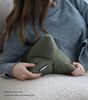 mokebo Nackenrolle Der Leseknochen, aus Bouclé Stoff, Leseknochen oder Nackenkissen aus gemütlichen Bouclé Stoff Bild 3
