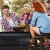 Relaxdays Holzkohlegrill mit Deckel Bild 4
