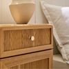 Calicosy 'AVA' Nachttisch 1 Tür und 1 Schublade mit Lamellenfronten H71 cm - Helles Holz Bild 3