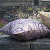 Kissen von Lysel - violett Blätterzweige Cabilao 46x46, reines Polyester Dekokissen Bild 3