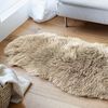 Home-trends24. de Fellteppich Kunstfell Fell Braun Teppich Läufer Bodenmatte Bodenläufer 60 x 180 Bild 3