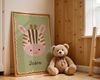 Poster Kinderzimmer Zebra · Niedliches Tiermotiv auf Grün · Safari Deko für Babyzimmer · Liebevoll illustriert · Dekoprint ohne Rahmen - 80x120cm Bild 3