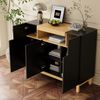 Ein dreitüriges Sideboard, geeignet sowohl für Wohn- als auch für Esszimmer, das multifunktionale Aufbewahrungsmöglichkeiten bietet. Bild 4