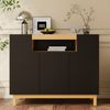 Ein dreitüriges Sideboard, geeignet sowohl für Wohn- als auch für Esszimmer, das multifunktionale Aufbewahrungsmöglichkeiten bietet. Bild 2