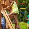 Fungoo Spielturm "Fortress Move+", teak,mit Rutsche, Kletterwand, Leiter, Holzdach und Doppelschaukel Bild 3