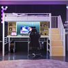 Hochbett 90 × 200 cm, mit Ablage, Schreibtisch, Europäischer Steckdose und LED-Beleuchtung, Integrierter Stauraumtreppe (links/rechts montierbar), Hohem Schutzgitter, Einzelbett, Eisenrahmen, Weiß. Bild 3