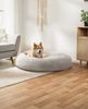 lionto Donut Hundebett, rundes Hundesofa mit Plüschbezug & Anti-Rutsch-Noppen, weich & gemütlich, 120 cm Durchmesser, hellgrau Bild 2