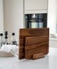 Zoha Schneidebrett Core - Schneidebrett Set Holz aus 100% hochwertigem Akazienholz, inkl. Brettständer und mit Saftrille Bild 3